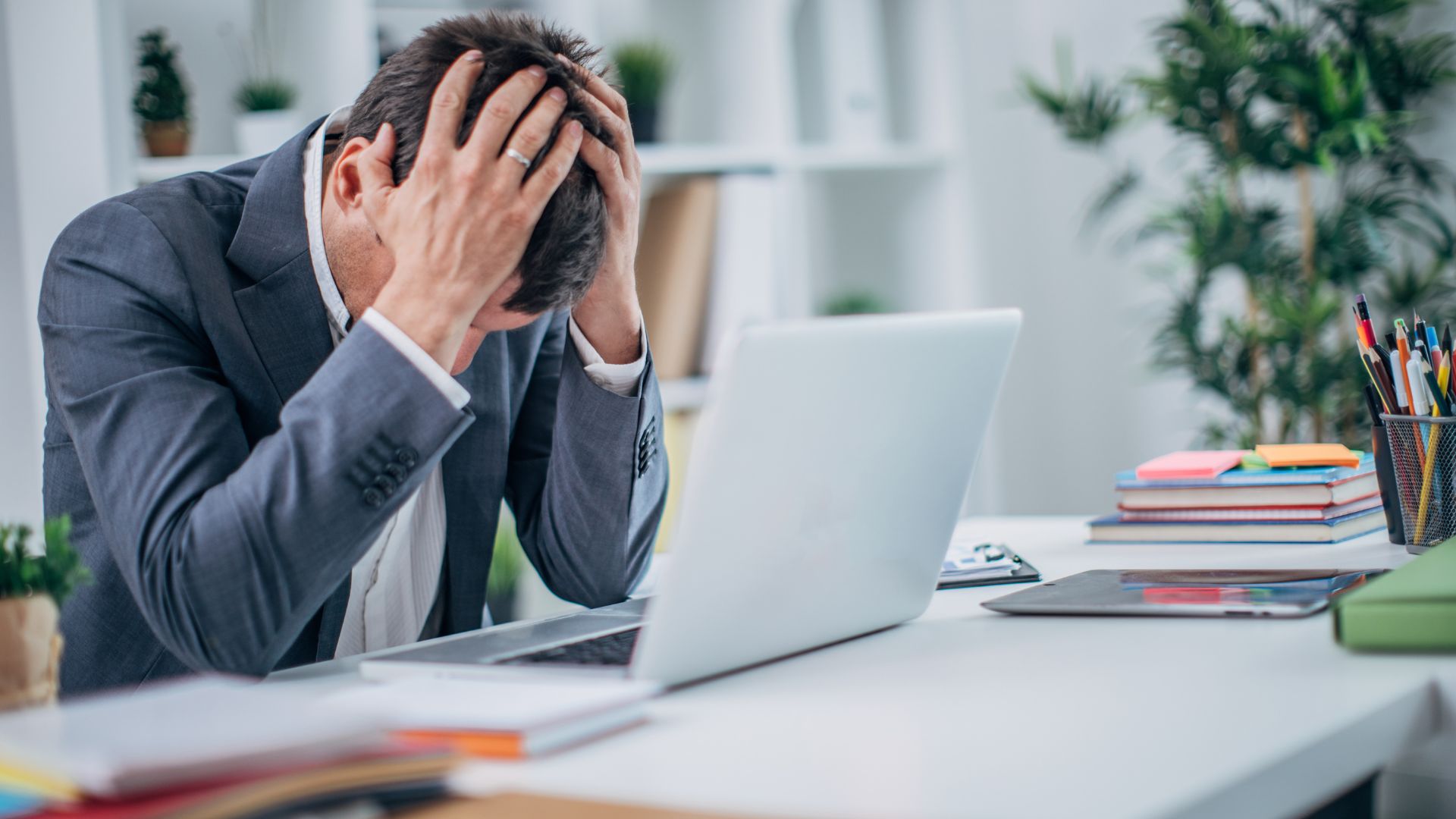 Überforderte Situation mit vielen Anfragen und manueller Arbeit